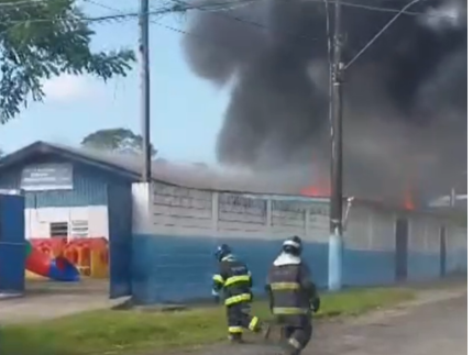 Incêndio atinge escola em Itanhaém durante reunião de pais e mestres. Veja vídeo