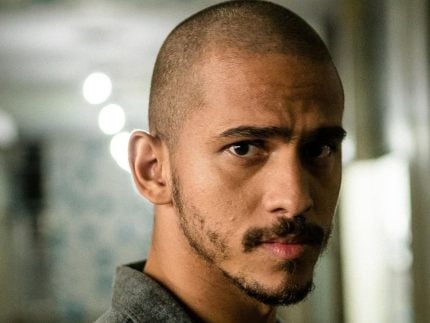 Irmão de Arthur Aguiar, Ruan Aguiar interpreta contraventor em série da Netflix