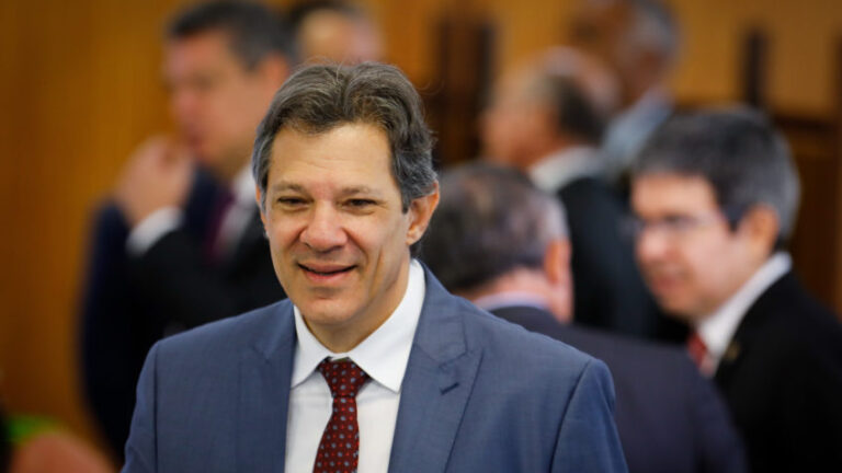 Aumentar juros pode ser remédio para corrigir inflação, diz Haddad