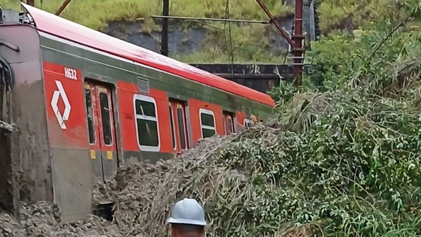 Deslizamento atinge trem e interrompe Linha 7-Rubi da CPTM em SP