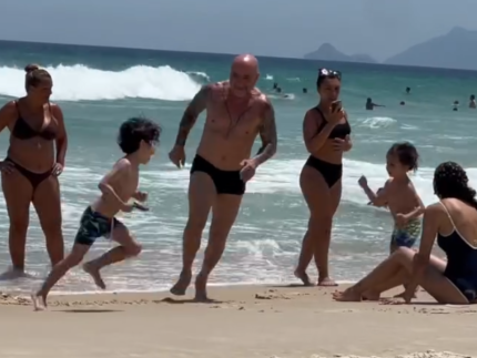 Sem propostas, Sampaoli aproveita tarde de sol com família na praia; veja vídeo