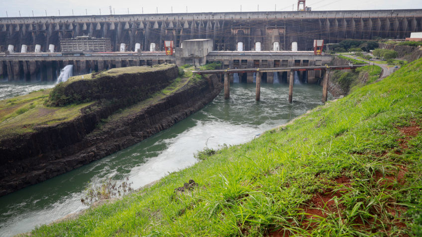 Itaipu gastou R$ 2 bi em convênios; compras levantam dúvidas