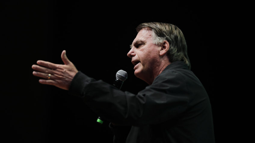 Bolsonaro critica exigência de carimbos em ovos