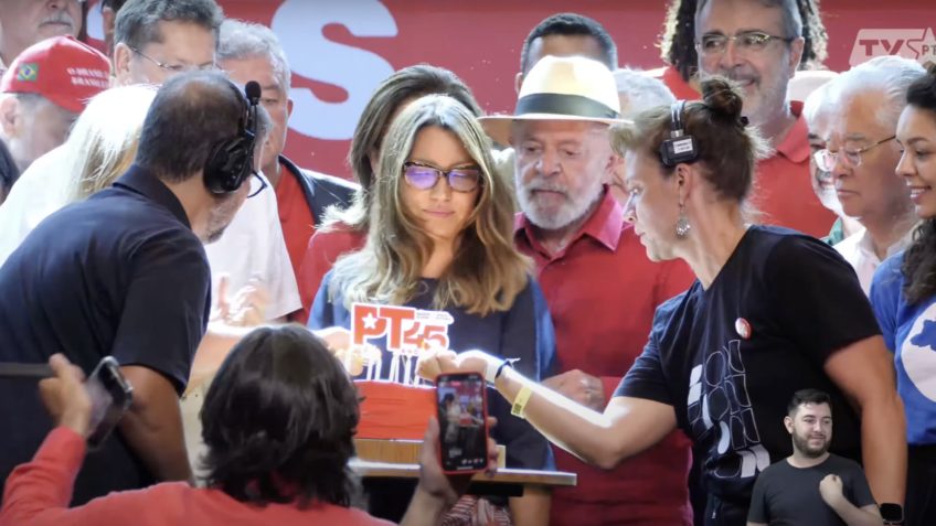 Lula puxa Janja para a frente do palco em festa do PT; assista