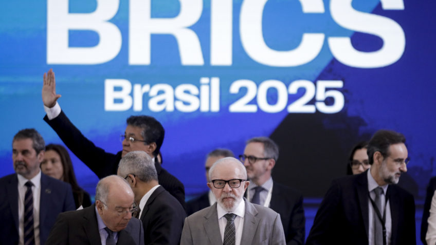 Após ameaça de Trump, Lula quer opções de pagamento no Brics