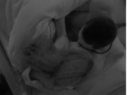 Finalmente! Maike e Giovanna dão beijão durante madrugada no BBB