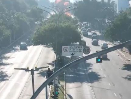 Vídeo registra momento exato da queda de avião em avenida de São Paulo