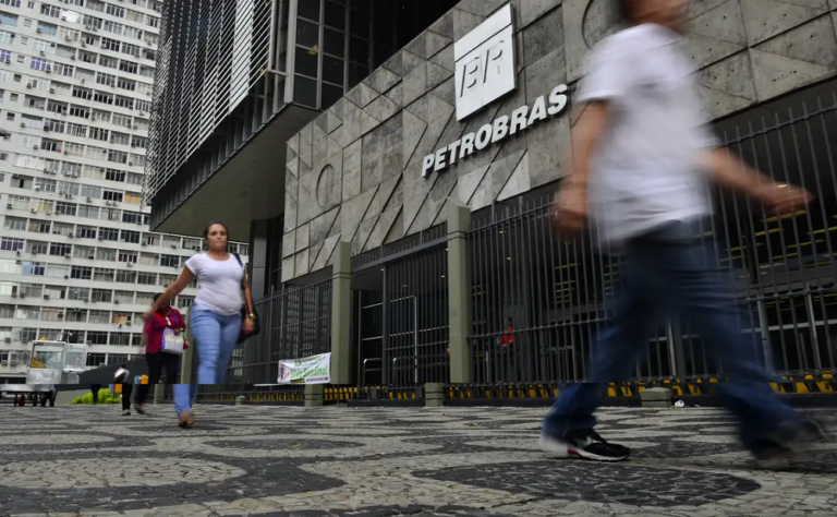 Petrobras adia decisão sobre trabalho remoto, e sindicato mobiliza trabalhadores