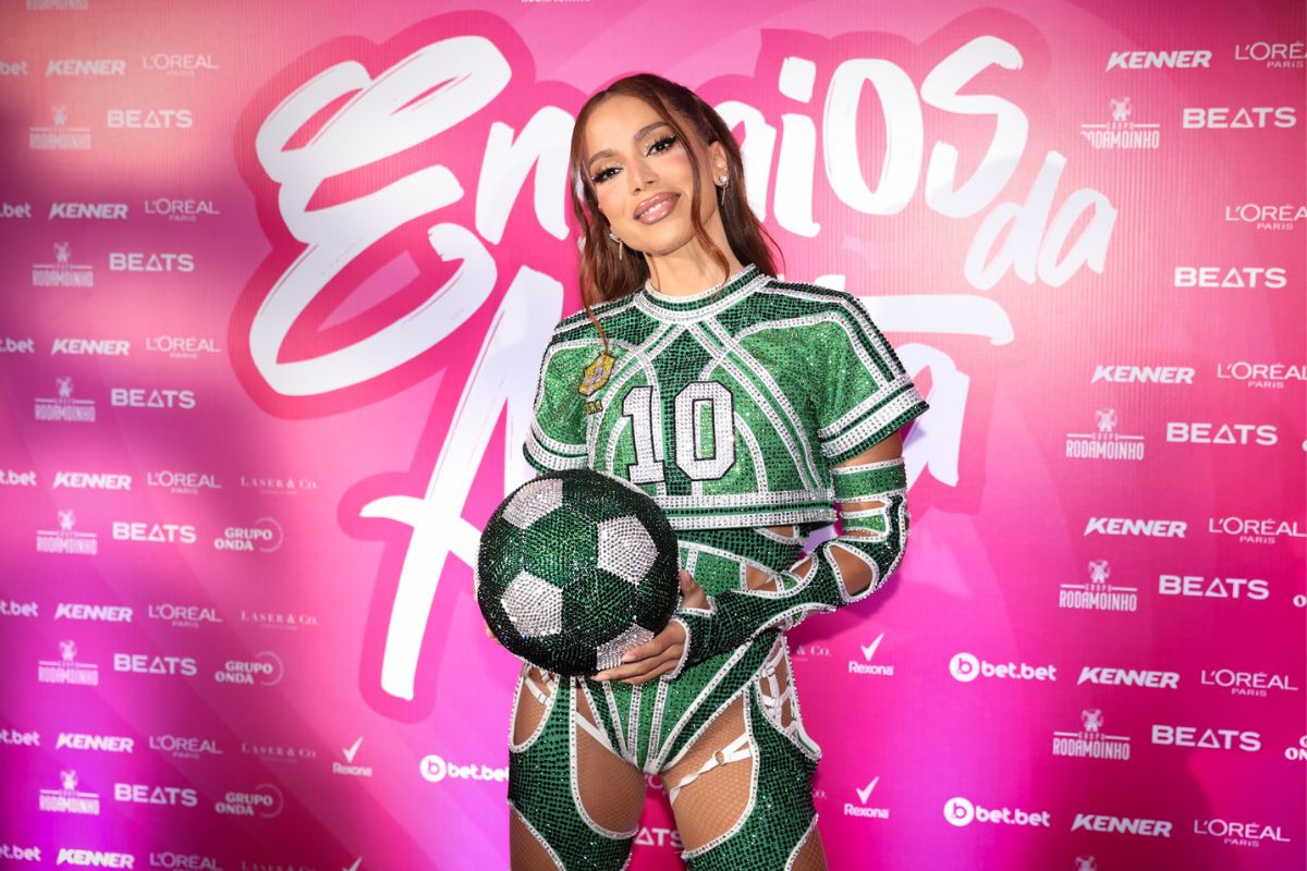 Anitta leva os ‘Ensaios’ ao Mineirão com figurino de futebol