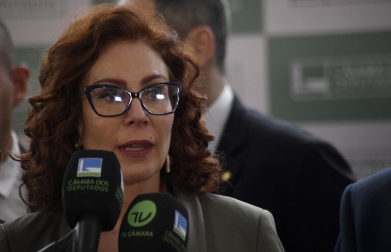 PGR pede condenação de Carla Zambelli e hacker por invasão e falsidade ideológica