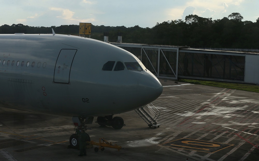 Voo de deportados brasileiros enfrenta atraso em Porto Rico