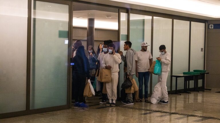 Avião da FAB com brasileiros deportados dos EUA chega a Belo Horizonte