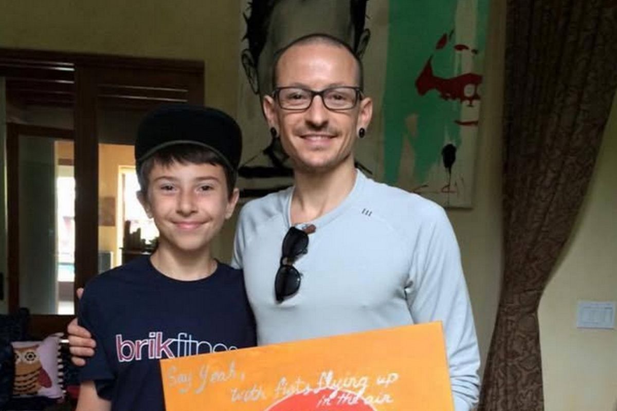 Filho de Chester Bennington se assume trans em carta aberta