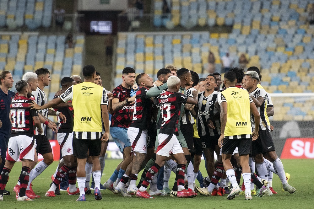 Jogadores do Botafogo e Flamengo são afastados por incidentes no clássico carioca