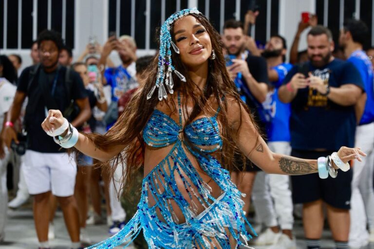 Grávida, Brunna Gonçalves brilha em dia de samba na Sapucaí