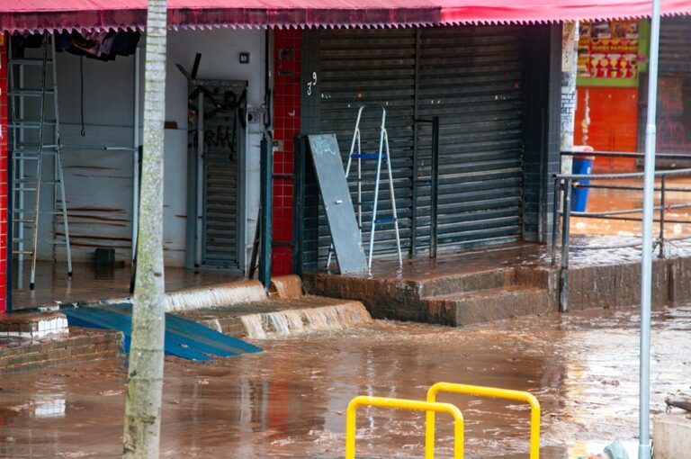 Idoso morre em alagamento na Vila Prudente após fortes chuvas em São Paulo