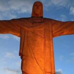 Cristo recebe iluminação laranja em homenagem a reféns do Hamas