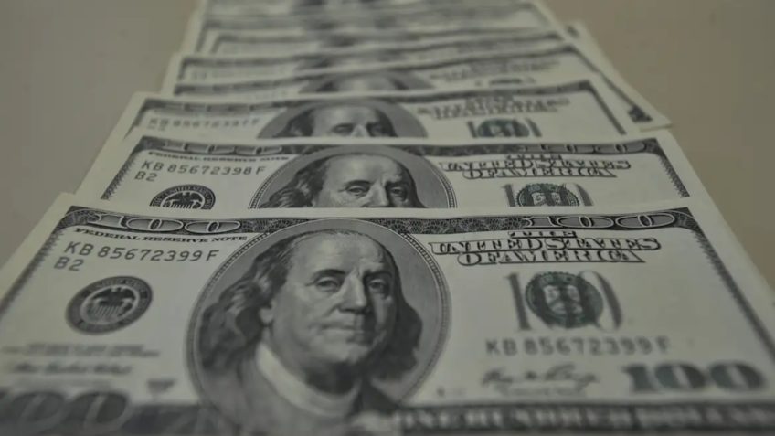 Dólar fecha em queda, mas acima de R$ 5,70