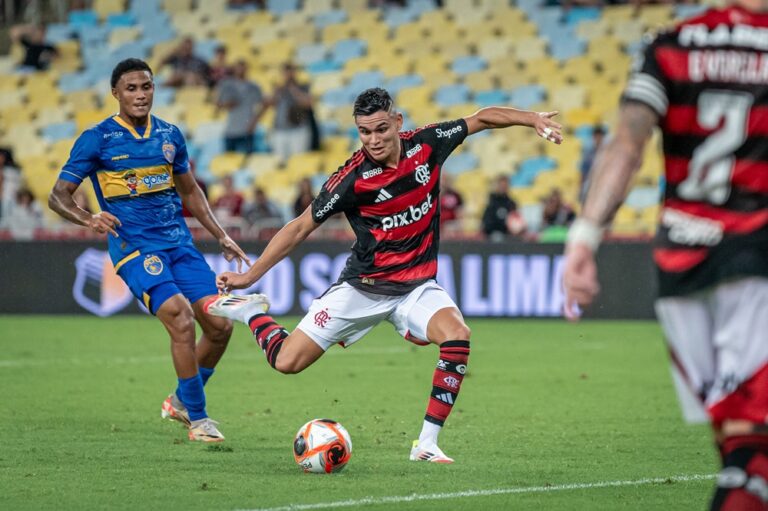 Flamengo confirma empréstimo de Carlos Alcaraz ao Everton