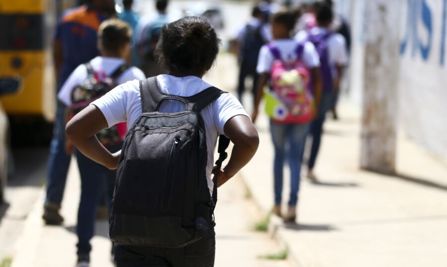 Câmara vota punição para escola que se recusar a matricular estudante; veja agenda da semana