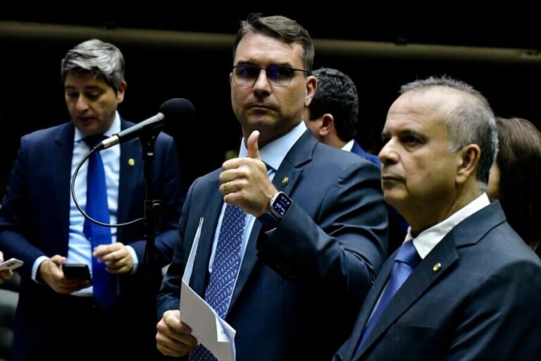 Flávio Bolsonaro quer derrubar ADPF das Favelas, que combate letalidade da polícia do RJ