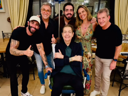 Fausto Silva aparece em foto rara com Gusttavo Lima, esposa, filho e amigos