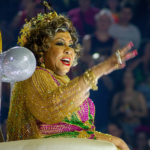 Alcione passa mal e interrompe show em Refice: ‘Alguém me abana aqui’