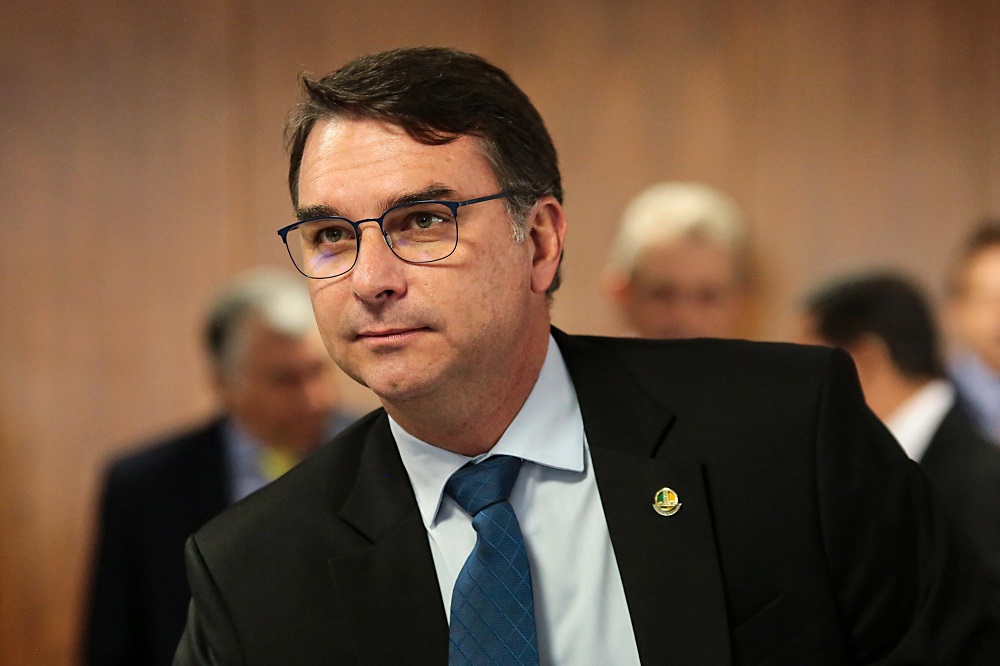 ‘PGR se rebaixa e não há nenhuma prova’, diz Flávio Bolsonaro sobre denúncia contra seu pai