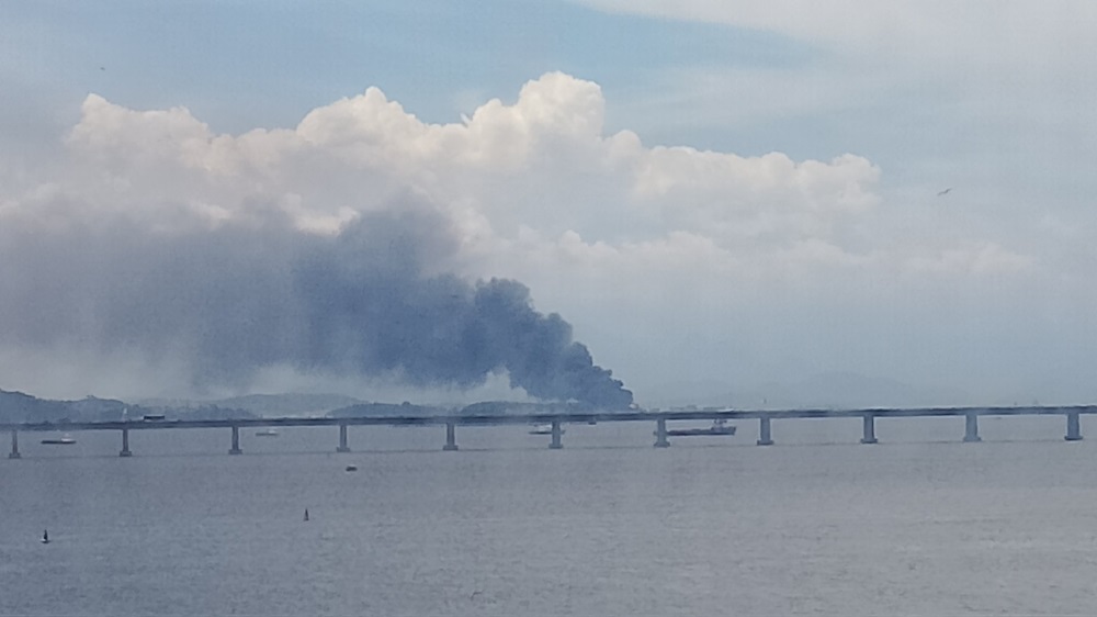 Incêndio de grandes proporções atinge fábrica de óleo na Ilha do Governador