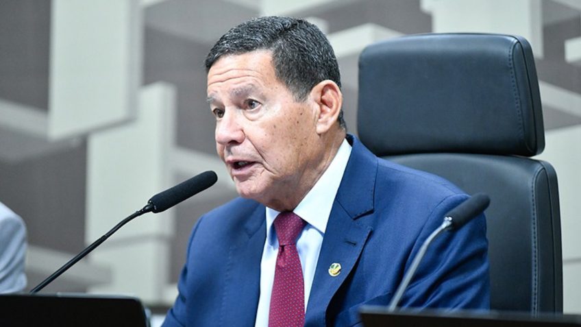 Mourão critica Lula por vetar compra de blindados israelenses