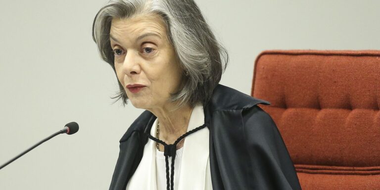 Cármen Lúcia mantém investigação contra Bolsonaro