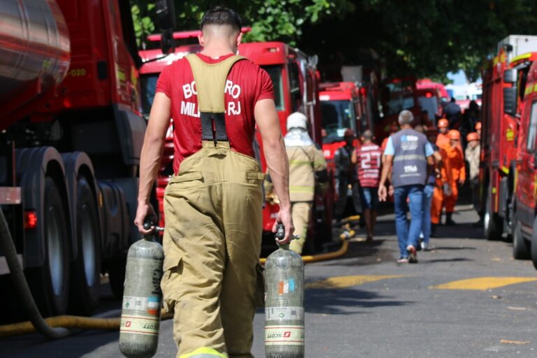 Ao menos nove vítimas do incêndio na fábrica de fantasia no RJ seguem internadas em estado crítico