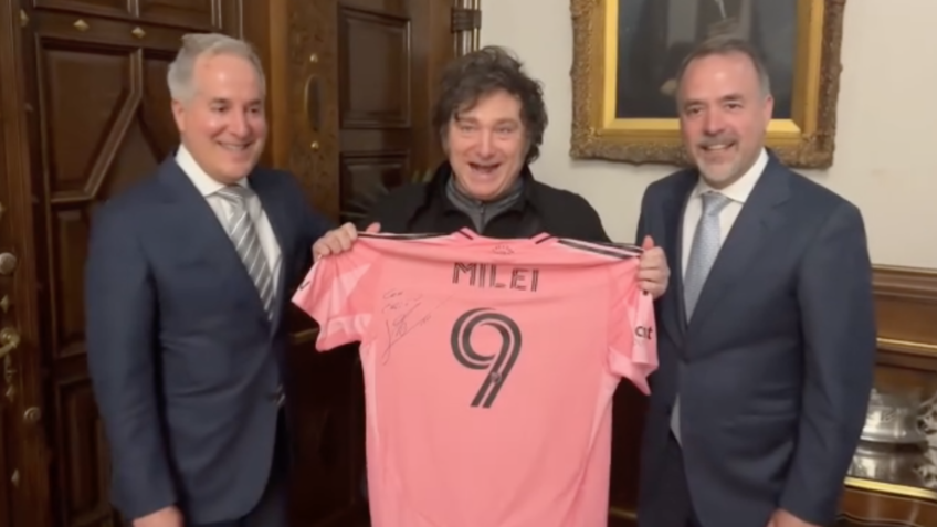 Messi presenteia Milei com camisa autografada do Inter Miami