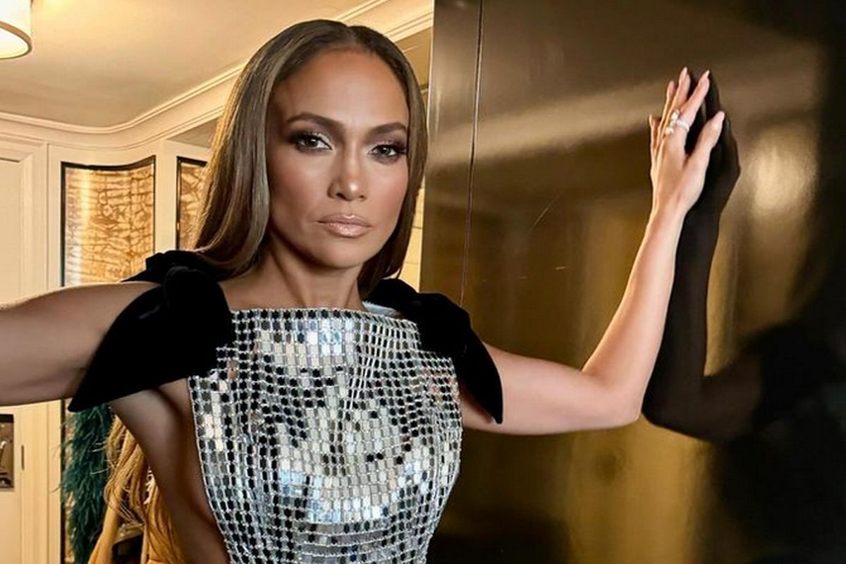 Jennifer Lopez surge emocionada após divórcio