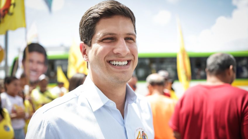 João Campos lidera disputa para o governo de PE com 56%