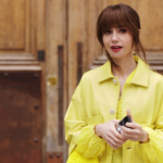 Lily Collins, estrela de ‘Emily em Paris’, apresenta primeira filha