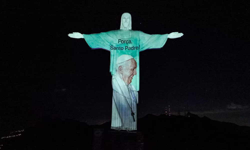 Cristo Redentor recebe projeção de imagens e mensagens de apoio ao papa Francisco