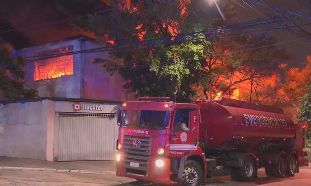 Incêndio atinge fábrica de isolantes térmicos na Zona Sul de São Paulo