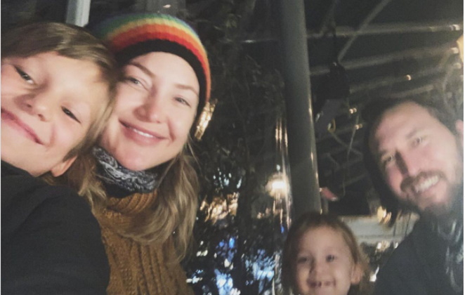 Kate Hudson adora flertar com todo mundo: ‘Garotos e garotas’