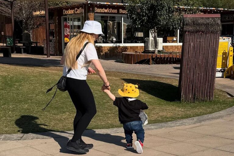 Lindsay Lohan mostra como o filho está grande durante passeio em zoo