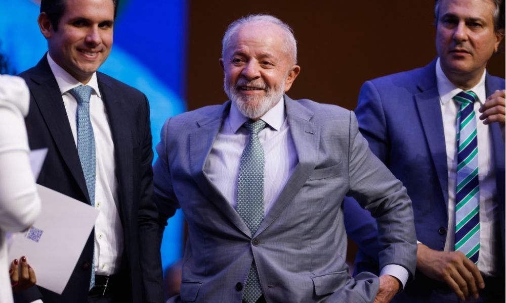 Lula diz que Brasil só vai dar centro quando a classe média voltar para as escolas públicas