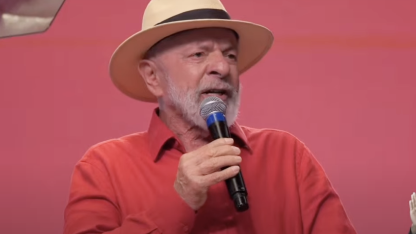 “O PT ainda está aqui”, diz Lula em evento pelos 45 anos do partido