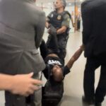 Homem é arrastado por policiais após protesto na Câmara