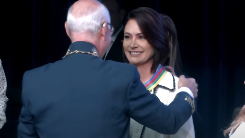 Michelle Bolsonaro recebe medalha Ives Gandra Martins