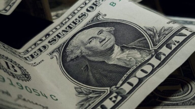 Dólar volta a subir e fecha a R$ 5,677; Bolsa cai 0,02%