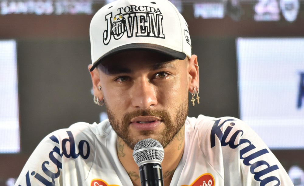 Neymar se emociona em coletiva, fala em jogar ‘até de goleiro’ e diz que contrato com o Santos pode ser prorrogado