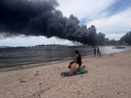 Fábrica de óleo na Ilha do Governador, no RJ, pega fogo e gera fumaça intensa