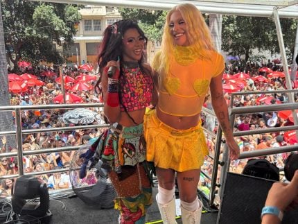 Wenny canta no bloco de Pabllo Vittar e celebra público LGBT+: “Alegria imensa”