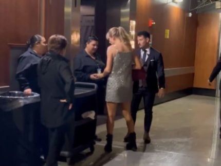 Um mimo: Taylor Swift é flagrada entregando gorjetas a funcionários do Grammy