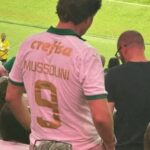 Torcedor do Palmeiras revolta web com camisa personalizada com nome de ditador